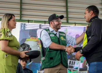 Mototaxistas de Epitaciolândia e Brasileia receberam capacetes do Estado. Foto: José Caminha/Secom