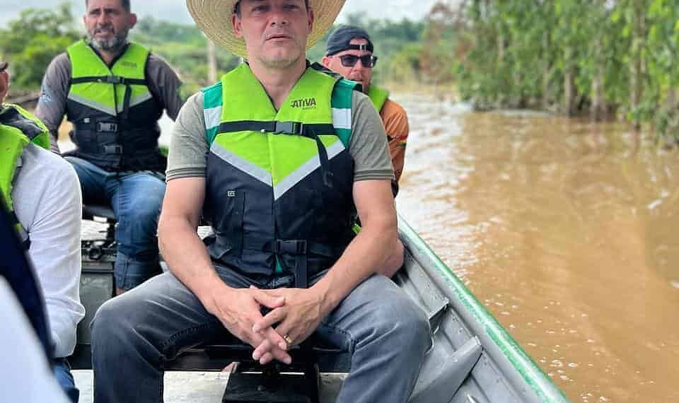 Roberto Duarte coordena distribuição de alimentos e água potável para vítimas da alagação no Acre