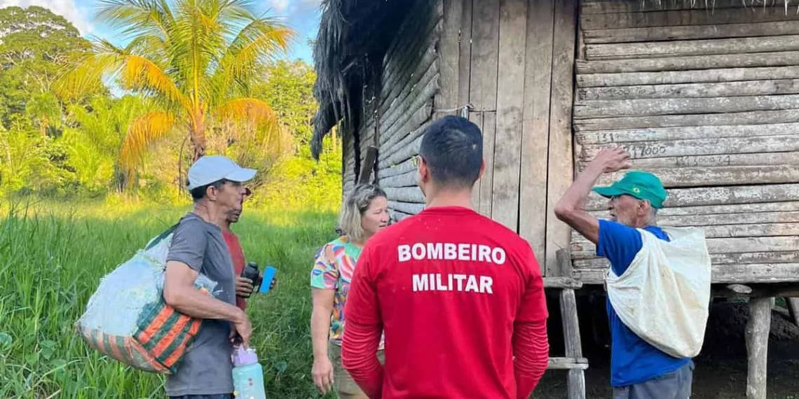 Corpo de Bombeiros resgata idoso isolado no Ramal da Cachoeirinha, em Rio Branco. Foto: cedida