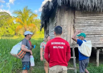 Corpo de Bombeiros resgata idoso isolado no Ramal da Cachoeirinha, em Rio Branco. Foto: cedida