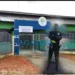 Bandidos armados invadem escola, rendem vigilante e roubam arma