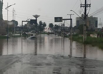 Forte chuva deixa ruas em Rio Branco inundadas nesta quarta-feira; condutores apelam para vias alternativas