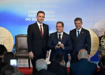 Ex-governador Tião Viana é homenageado com medalha de ouro no Senado Federal