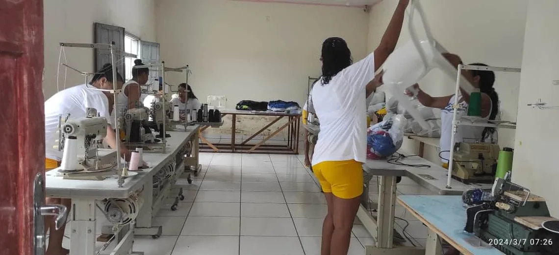 Detentas do Presídio Manoel Néri da Silva, em Cruzeiro do Sul, durante trabalho de descaracterização de camisas apreendidas pela Receita Federal. Foto: cedida