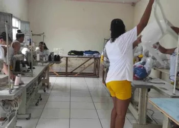 Detentas do Presídio Manoel Néri da Silva, em Cruzeiro do Sul, durante trabalho de descaracterização de camisas apreendidas pela Receita Federal. Foto: cedida
