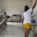 Detentas do Presídio Manoel Néri da Silva, em Cruzeiro do Sul, durante trabalho de descaracterização de camisas apreendidas pela Receita Federal. Foto: cedida