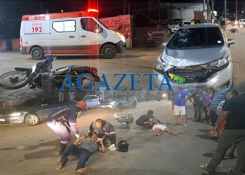 Motociclista invade a preferencial e colide contra carro; homem sofre fratura na perna