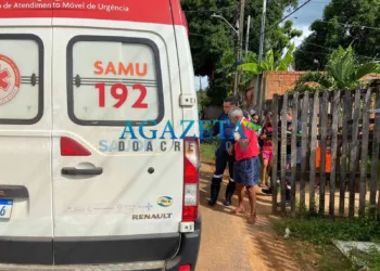 Ensanguentado, homem pede socorro a vizinhos após ser esfaqueado por esposa