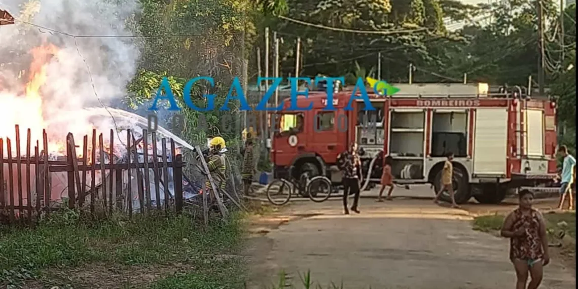 Casa abandonada pega fogo no Bairro da Paz, em Rio Branco