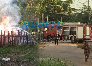 Casa abandonada pega fogo no Bairro da Paz, em Rio Branco
