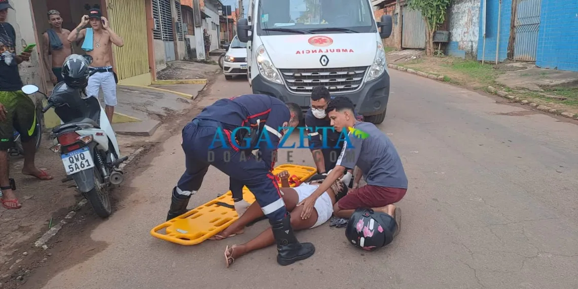Mulher é atropelada por motociclista após tentar atravessar rua, em Rio Branco