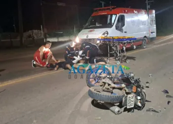 Homem fica ferido após colidir moto em caminhão no Segundo Distrito
