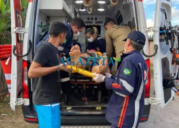 Homem fica gravemente ferido após cair do forro da própria casa, em Rio Branco