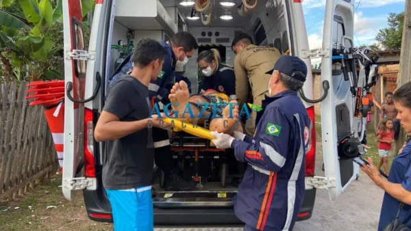 Homem fica gravemente ferido após cair do forro da própria casa, em Rio Branco