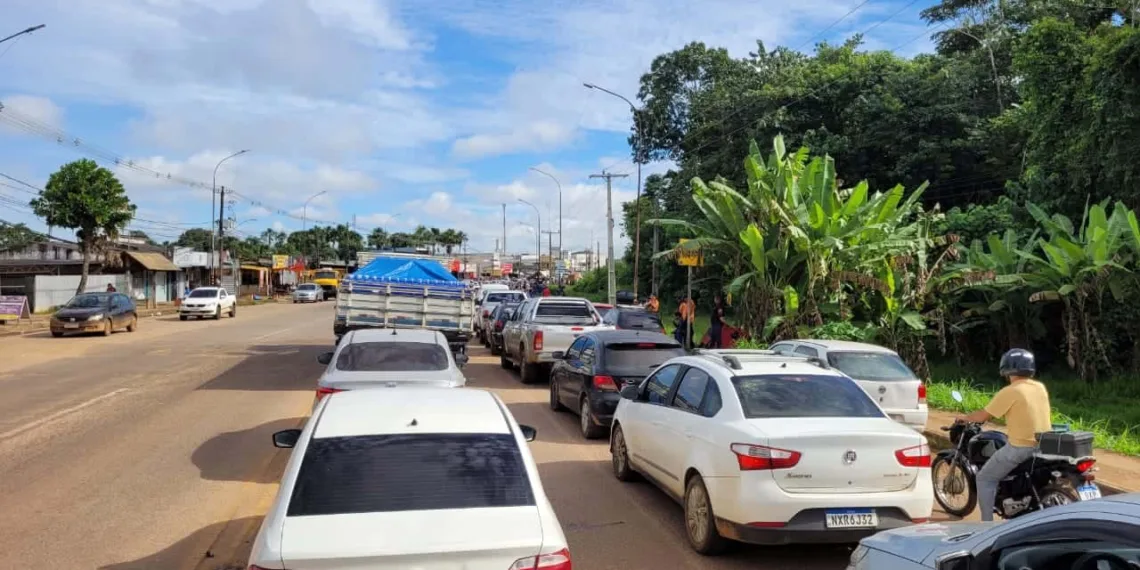 Moradores fecham estrada AC-40 em protesto por melhorias em vias públicas