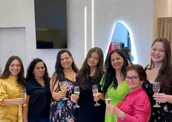 Dos Anjos Dress repaginada recebeu clientes em coquetel