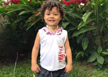 Prestes a completar 3 anos, criança aguarda procedimento para tirar traqueostomia fora do estado
