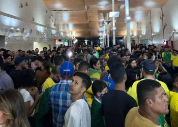Apoiadores se reúnem no Aeroporto de Rio Branco para recepcionar Bolsonaro