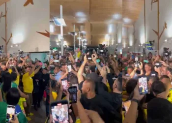 Bolsonaro e Michelle desembarcam em Rio Branco e são recepcionados por multidão