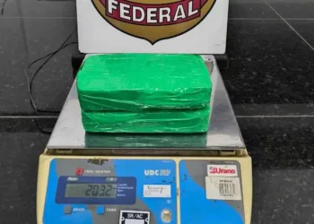 Dupla é presa com drogas em táxi no interior do Acre