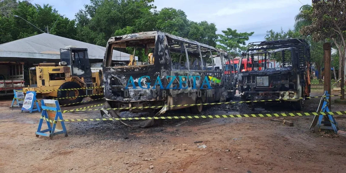 Veículos pegam fogo em pátio de secretaria de Rio Branco