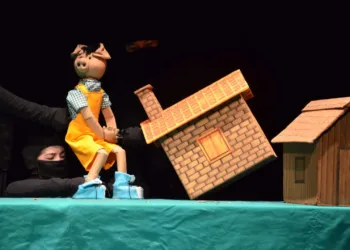 Espetáculos “Os Três Porquinhos” e “Em Busca do Tesouro” movimentam espaços teatrais neste domingo