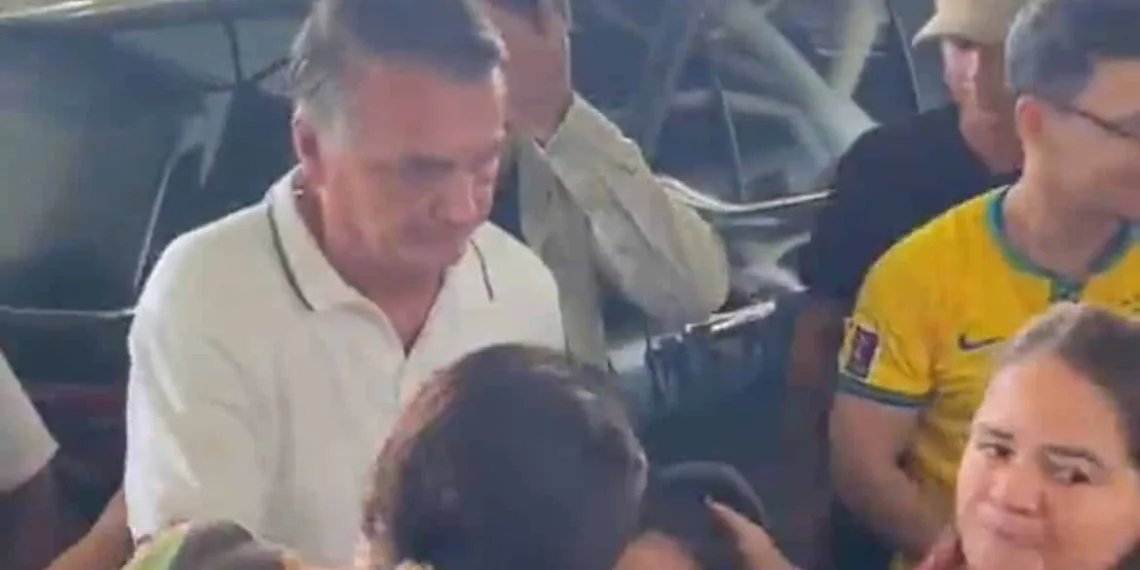 Após três dias, Bolsonaro se despede do Acre e é tietado por ‘fãs’ em aeroporto