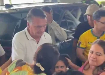 Após três dias, Bolsonaro se despede do Acre e é tietado por ‘fãs’ em aeroporto