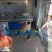 VÍDEO: Homem invade comércio, ameaça pessoas com faca e é linchado por populares em Rio Branco