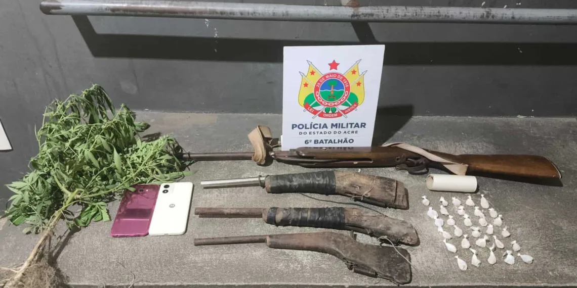 Em Cruzeiro do Sul, PM efetua apreensão de drogas e armas de fogo