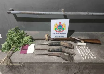 Em Cruzeiro do Sul, PM efetua apreensão de drogas e armas de fogo