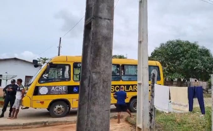 Criança de 4 anos morre atropelada por ônibus escolar no interior do Acre