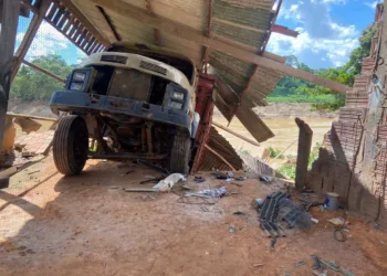 Além do veículo que caiu no rio, outros ficaram presos no barranco. Foto: ContilNet