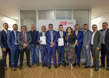 Em audiência com ministro, governador pede terrenos e recursos para construção de 3 mil casas para atingidos pelas enchentes