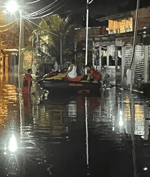 Mulher entra em trabalho de parto e é resgatada de jet-ski pelo Corpo de Bombeiros