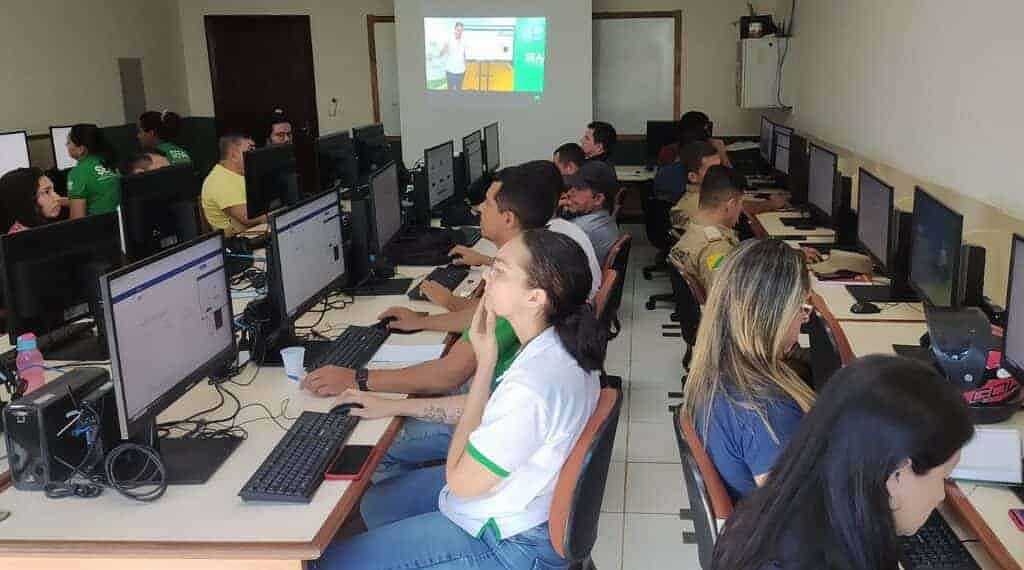Servidores do município de Xapuri acompanhando remotamente o curso. Foto: cedida