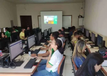 Servidores do município de Xapuri acompanhando remotamente o curso. Foto: cedida