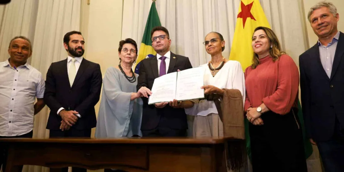 Acre assina contrato de R$ 98 milhões com BNDES para investimento em setores ambientais