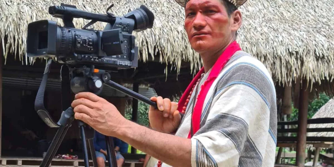 O cineasta Wewito Piyãko é liderança do povo Ashaninka do Acre (Foto: Fest Cine Originários)