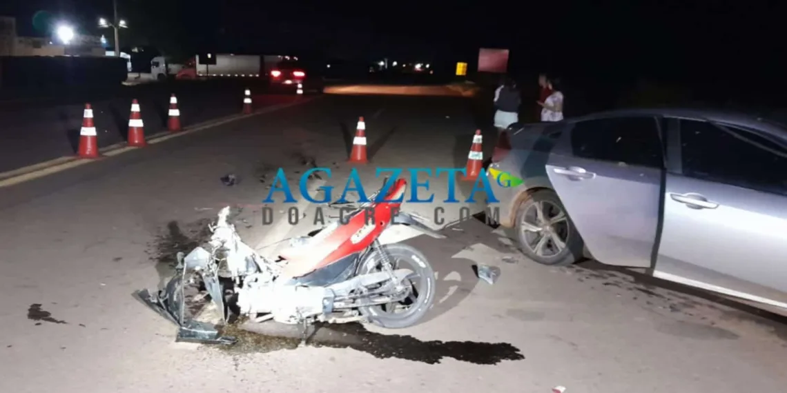 Jovem morre em colisão na BR-364 e outra pessoa fica ferida; motocicleta foi totalmente destruída