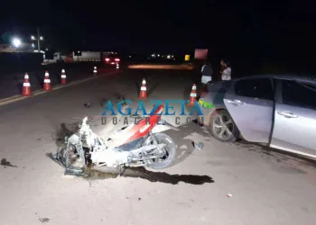 Jovem morre em colisão na BR-364 e outra pessoa fica ferida; motocicleta foi totalmente destruída