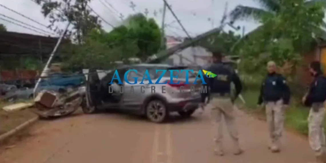 Motorista é preso e carro apreendido após perseguição policial que terminou em queda de poste no Segundo Distrito