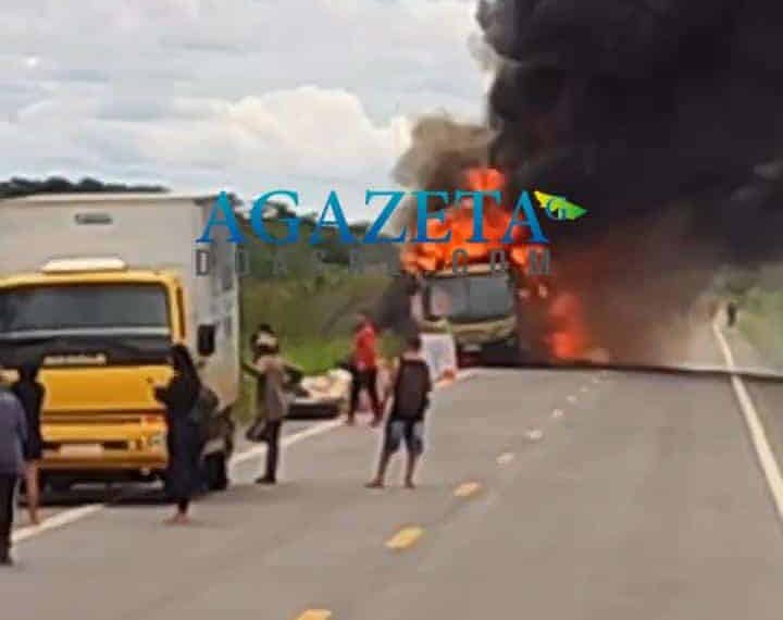 Ônibus que saiu de Rio Branco para Porto Velho pega fogo na BR-364