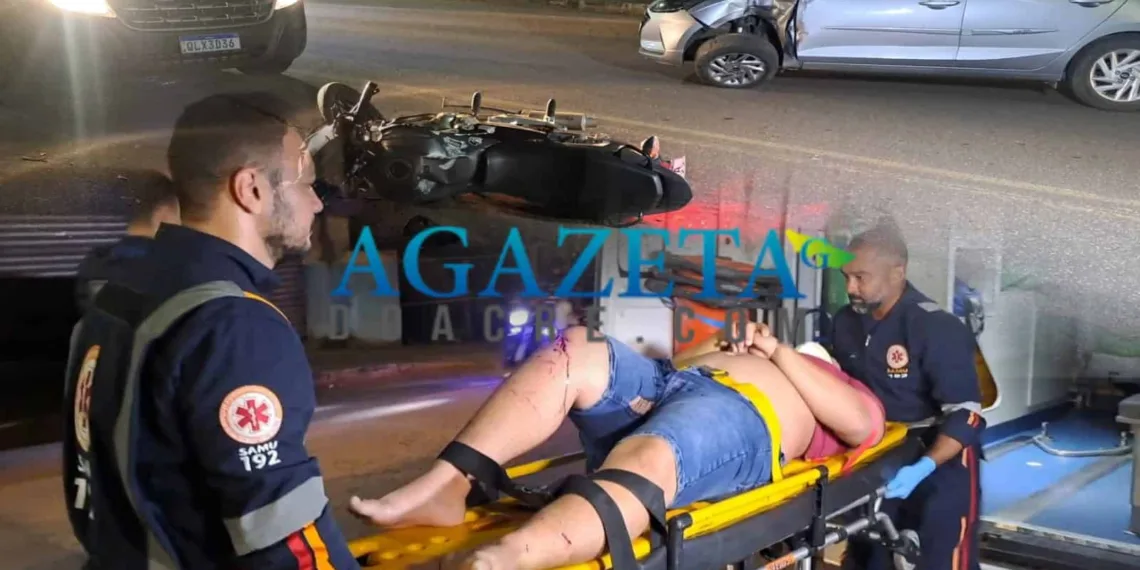 Motociclista sofre múltiplas fraturas em colisão com carro