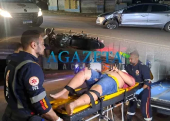 Motociclista sofre múltiplas fraturas em colisão com carro