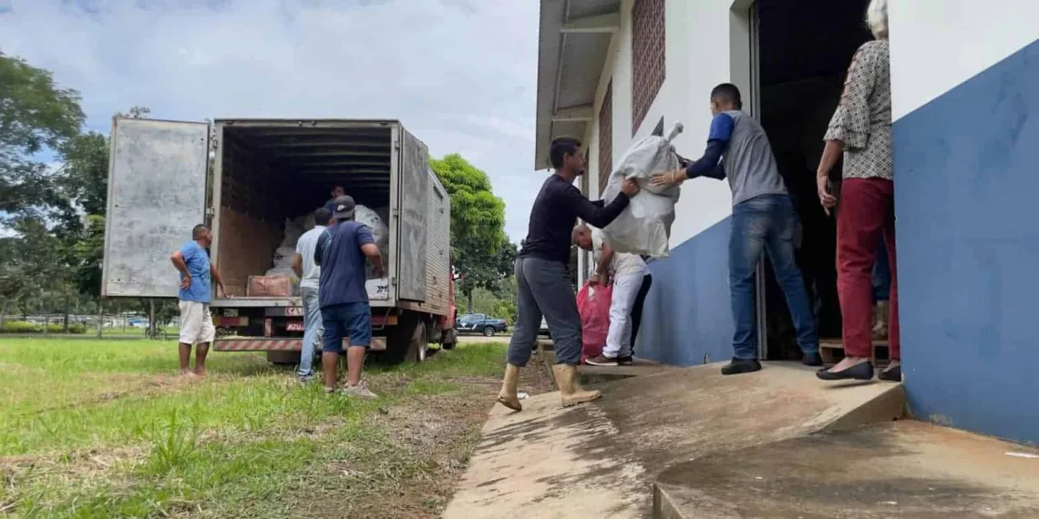 Povos indígenas afetados por cheias dos rios no Acre são contempladas com cestas de alimentos