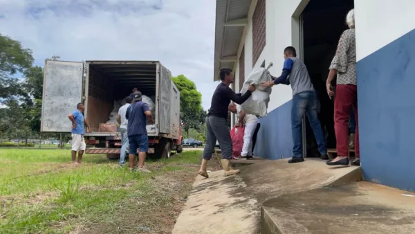 Povos indígenas afetados por cheias dos rios no Acre são contempladas com cestas de alimentos