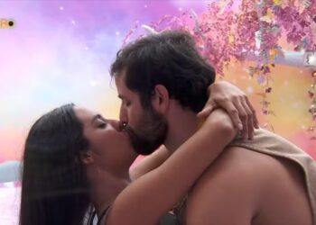 Isabelle e Matteus dão o primeiro beijo no BBB 24 — Foto: Globo