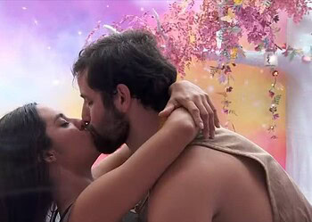 Isabelle e Matteus dão o primeiro beijo no BBB 24 — Foto: Globo