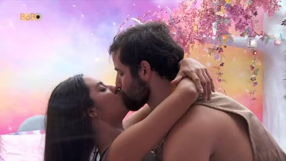 Isabelle e Matteus dão o primeiro beijo no BBB 24 — Foto: Globo